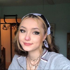 Meet your Posher, Adella